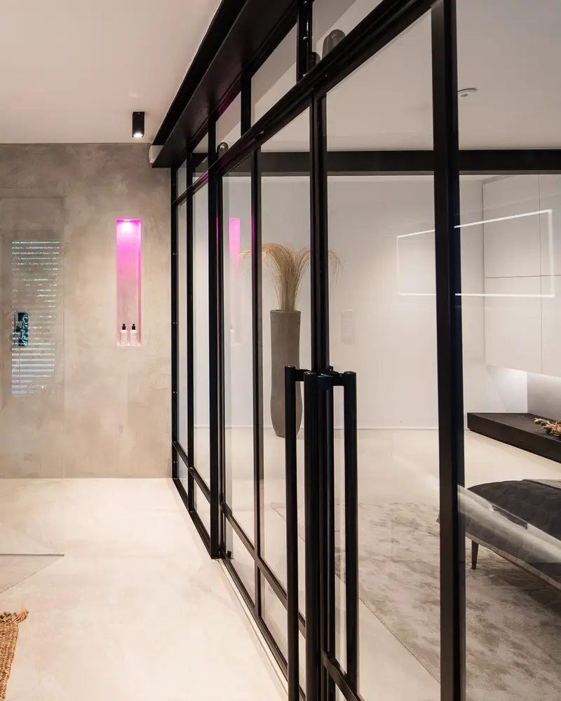 Badezimmer mit indirekter Akzentbeleuchtung