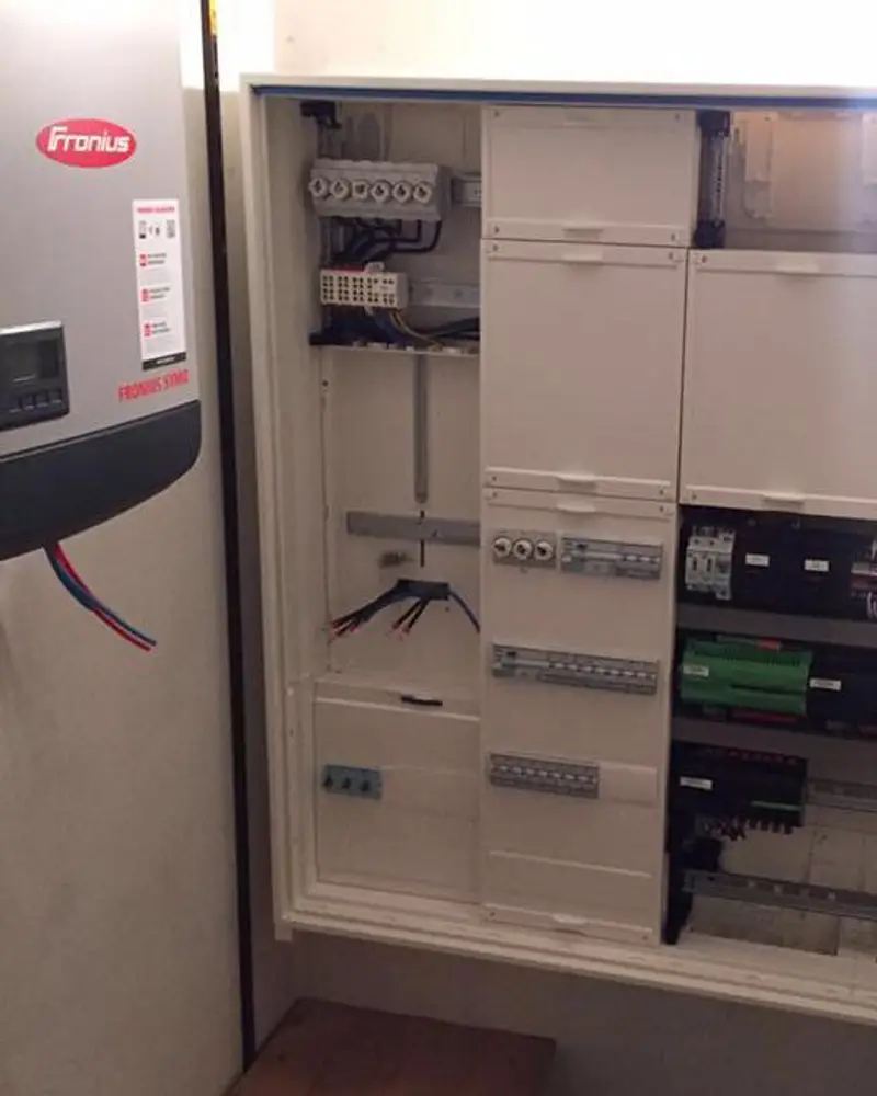 Zählerschrank mit Wechselrichter der Photovoltaikanlage