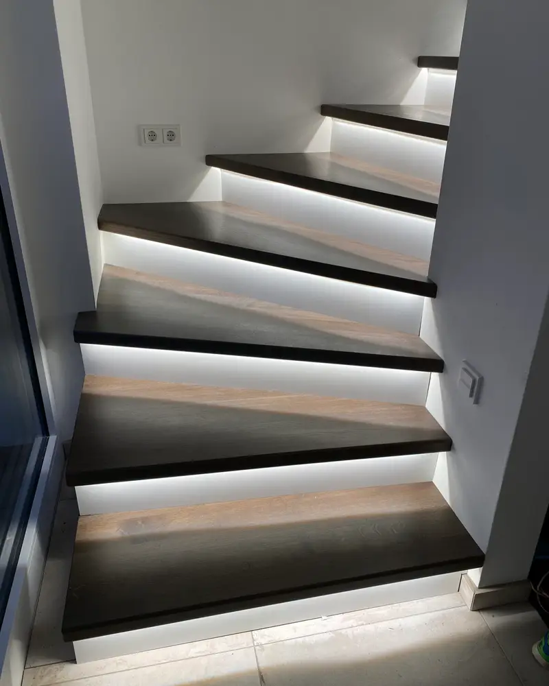 Treppe mit in die Stufen integrierter Beleuchtung