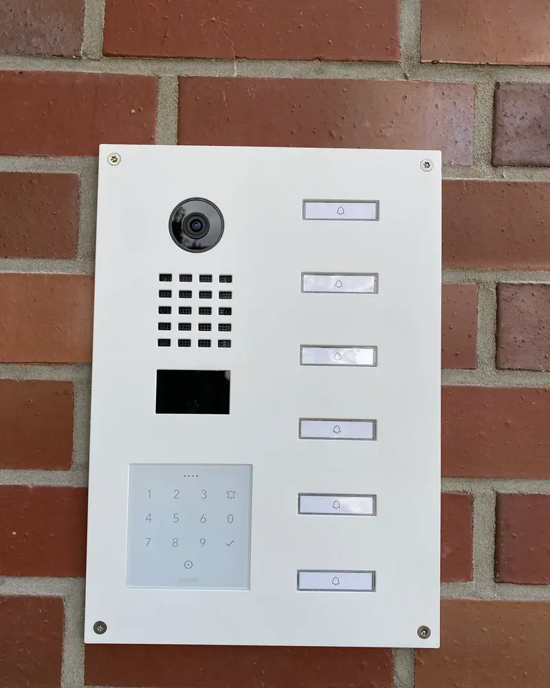 Türsprechstelle mit Klingeltableau für mehrere Parteien