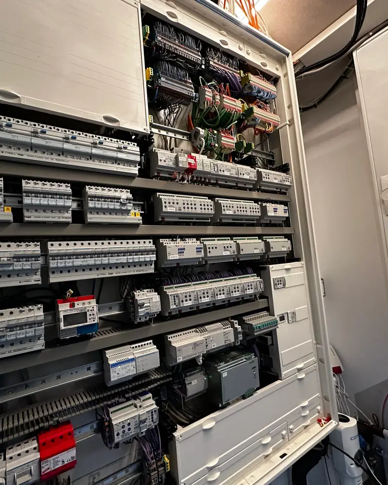 Verteilung mit beschrifteten Reihenklemmen und KNX-Komponenten