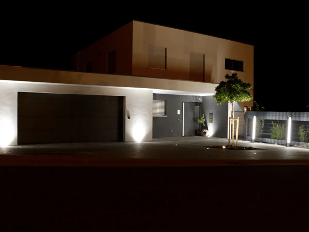 Modernes Wohnhaus in Hambach bei Nacht mit Fassadenbeleuchtung