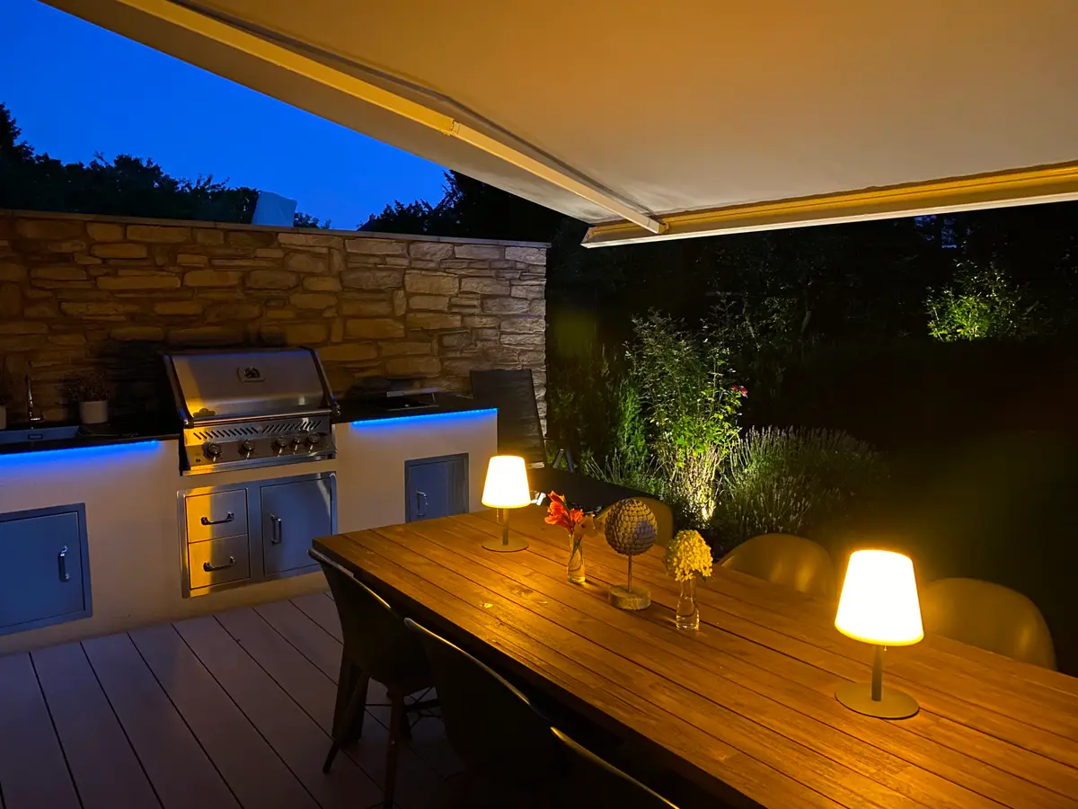 Beleuchtete Terrasse mit Pergola in Bremen bei Nacht